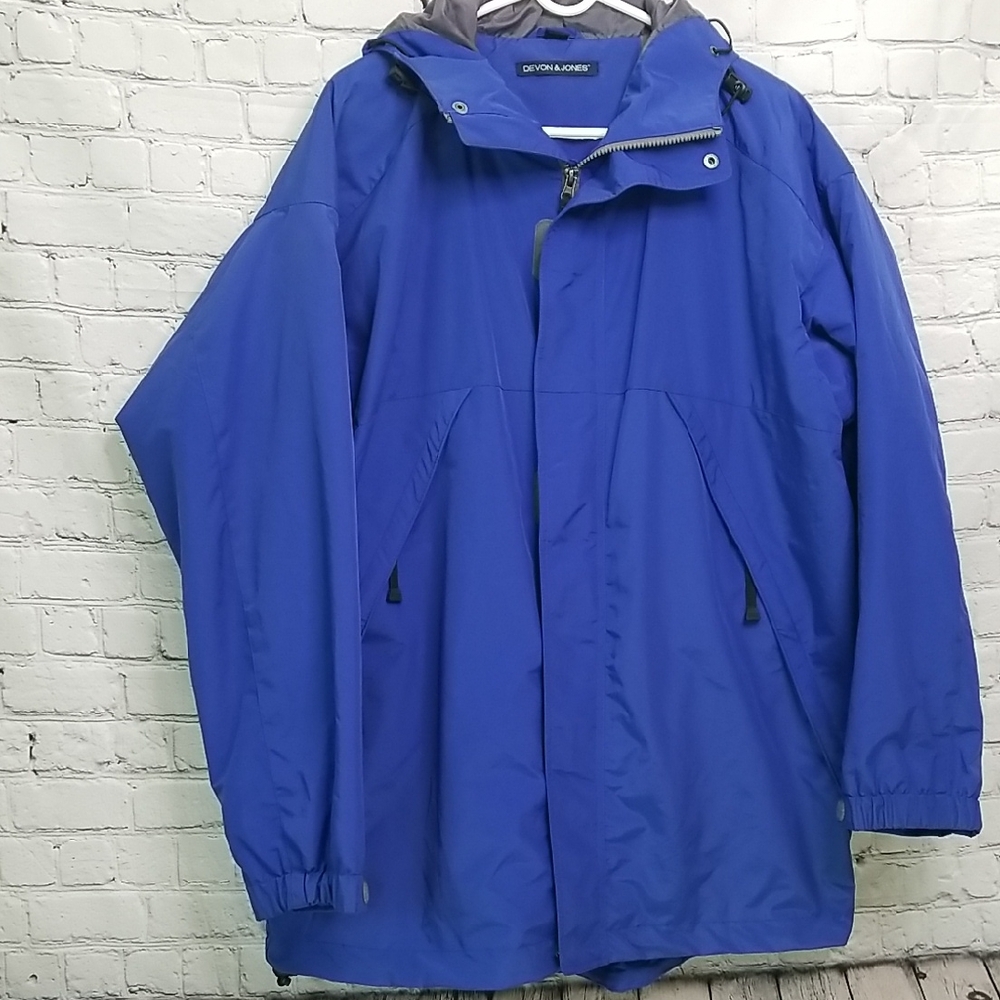 Devon & Jones mens windbreaker size Medium 3 hidden zip pockets. EUC
